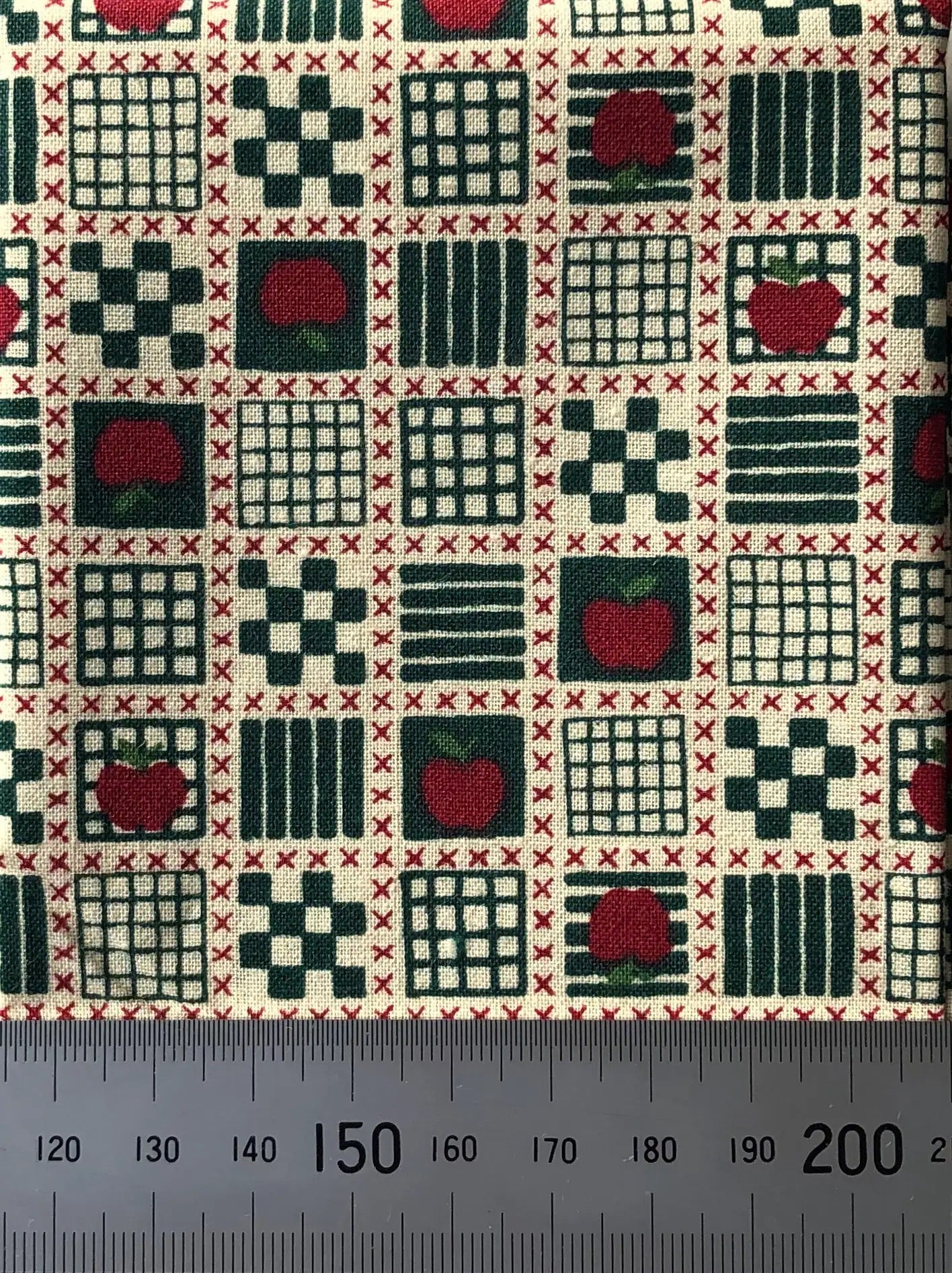 Green patchwork with apple pattern (Fat quarter)