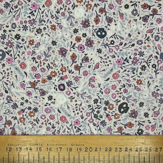 Flowers and skulls on a violet cotton (Fat quarter)