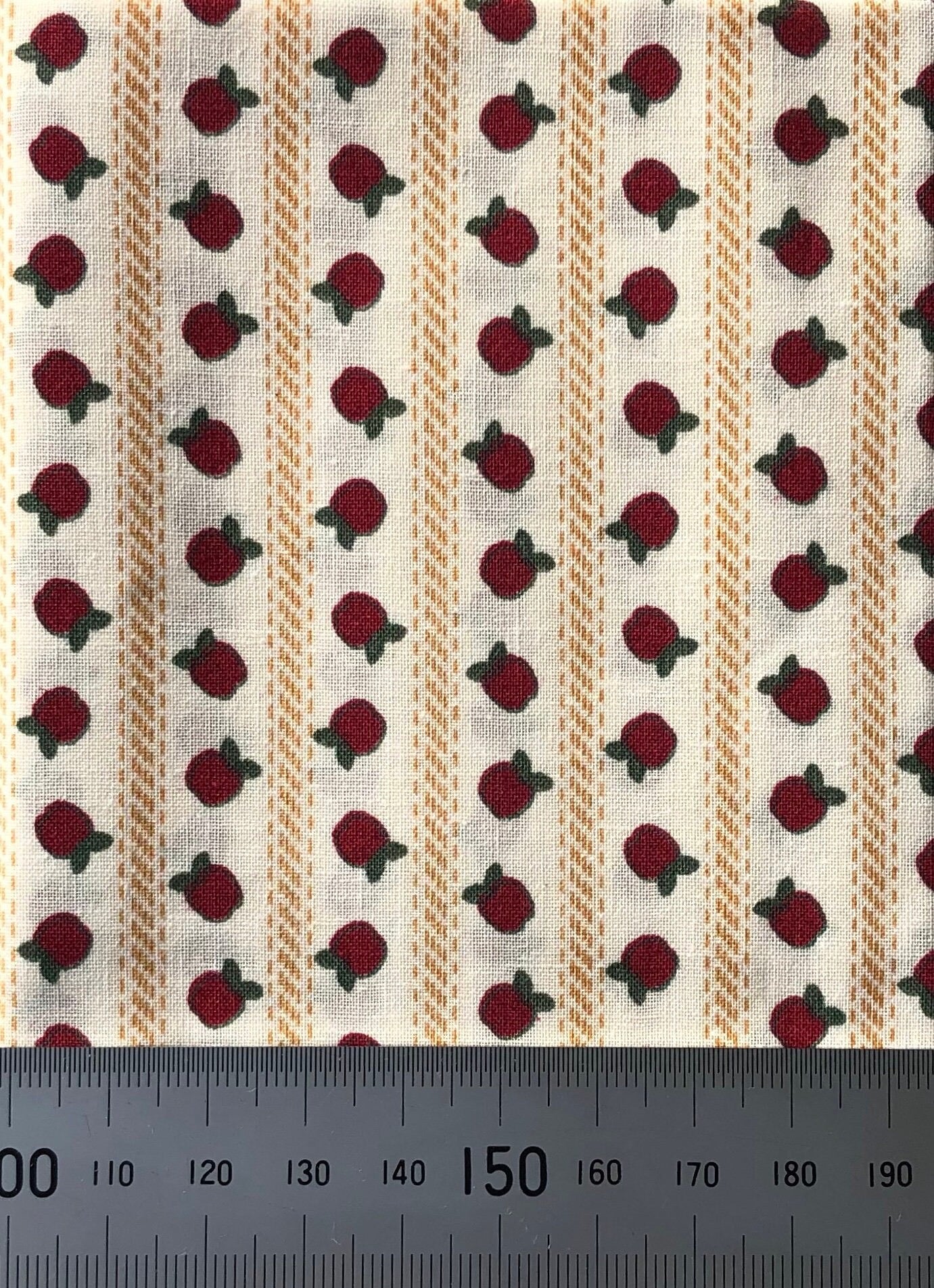 Apples on cream cotton (fat quarter)